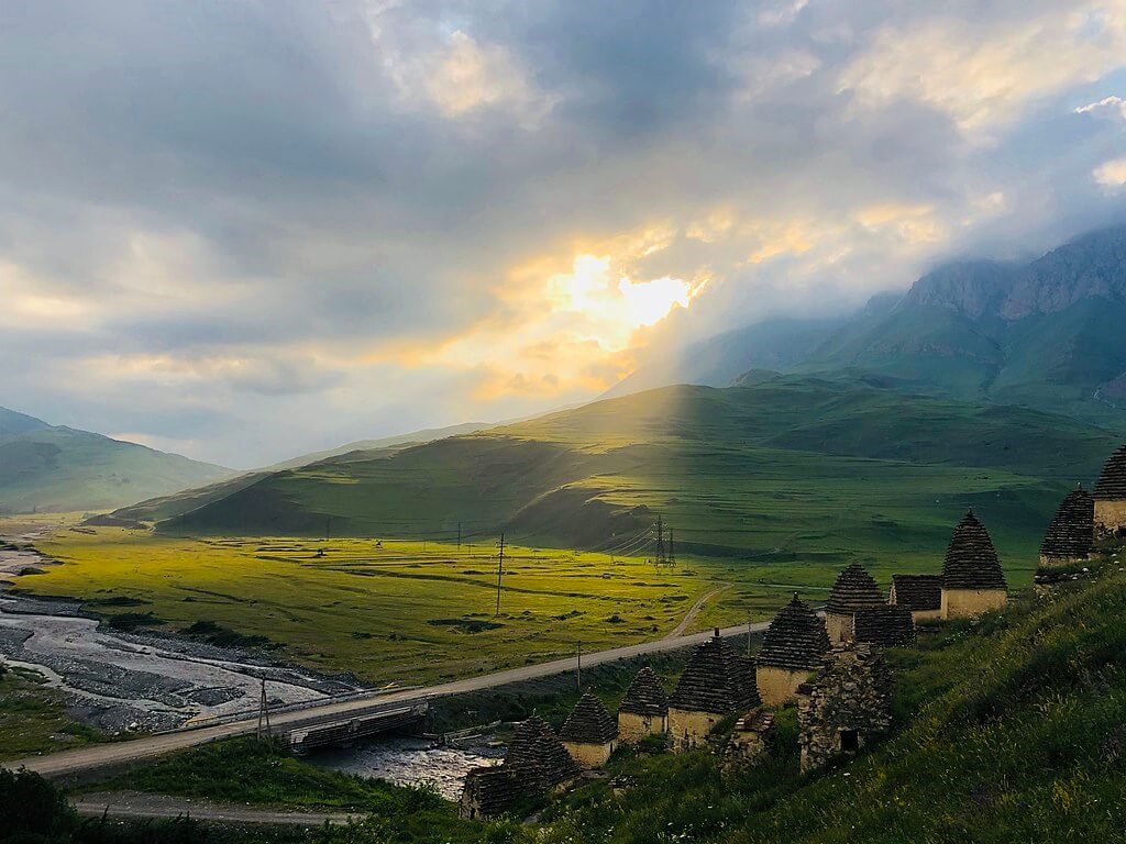 Некрополь в селении Даргавс в Северной Осетии. Фото: Kabis212, CC BY-SA 4.0 https://creativecommons.org/licenses/by-sa/4.0, via Wikimedia Commons