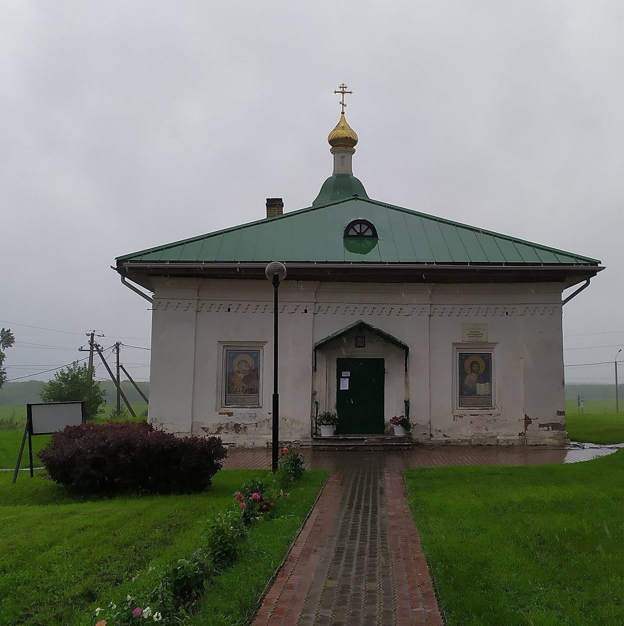 Церковь Двенадцати Апостолов: набережная Горончаровского, Холмогоры Фото: Nastoal, CC BY-SA 4.0 https://creativecommons.org/licenses/by-sa/4.0, via Wikimedia Commons