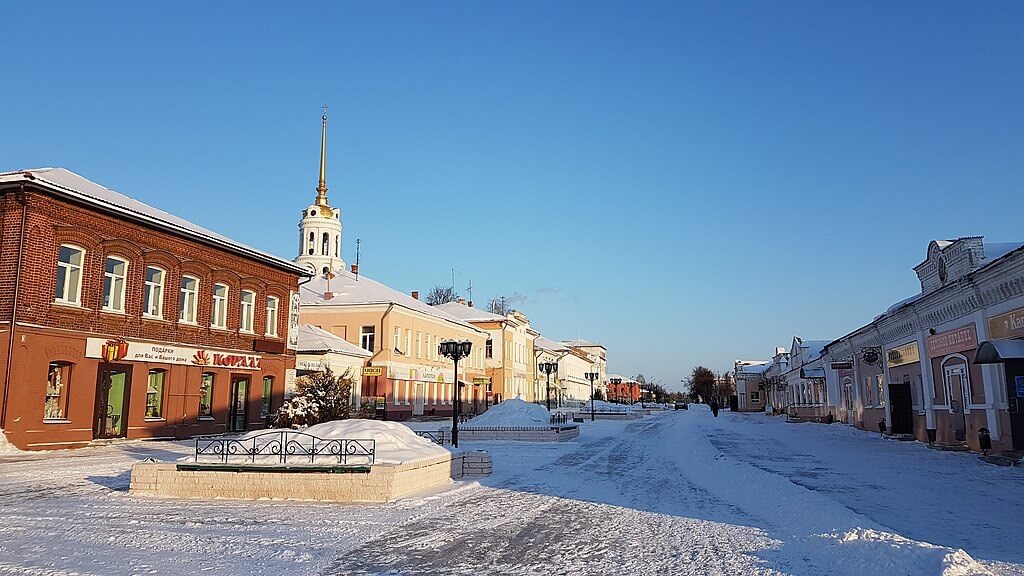Застройка Торговой площади, Шуя. Сергей Дорогань, CC BY-SA 4.0 https://creativecommons.org/licenses/by-sa/4.0, via Wikimedia Commons