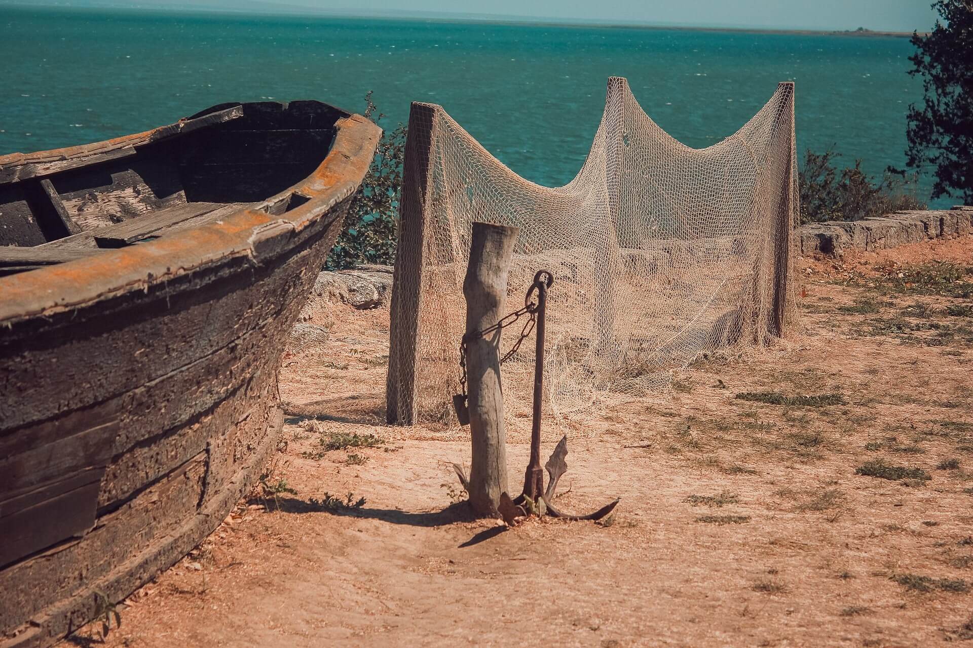 Фото: станица Тамань, декорации у домика Лермонтова // MarOleg,  лицензия Creative Commons Attribution-ShareAlike 4.0 (CC BY-SA 4.0).